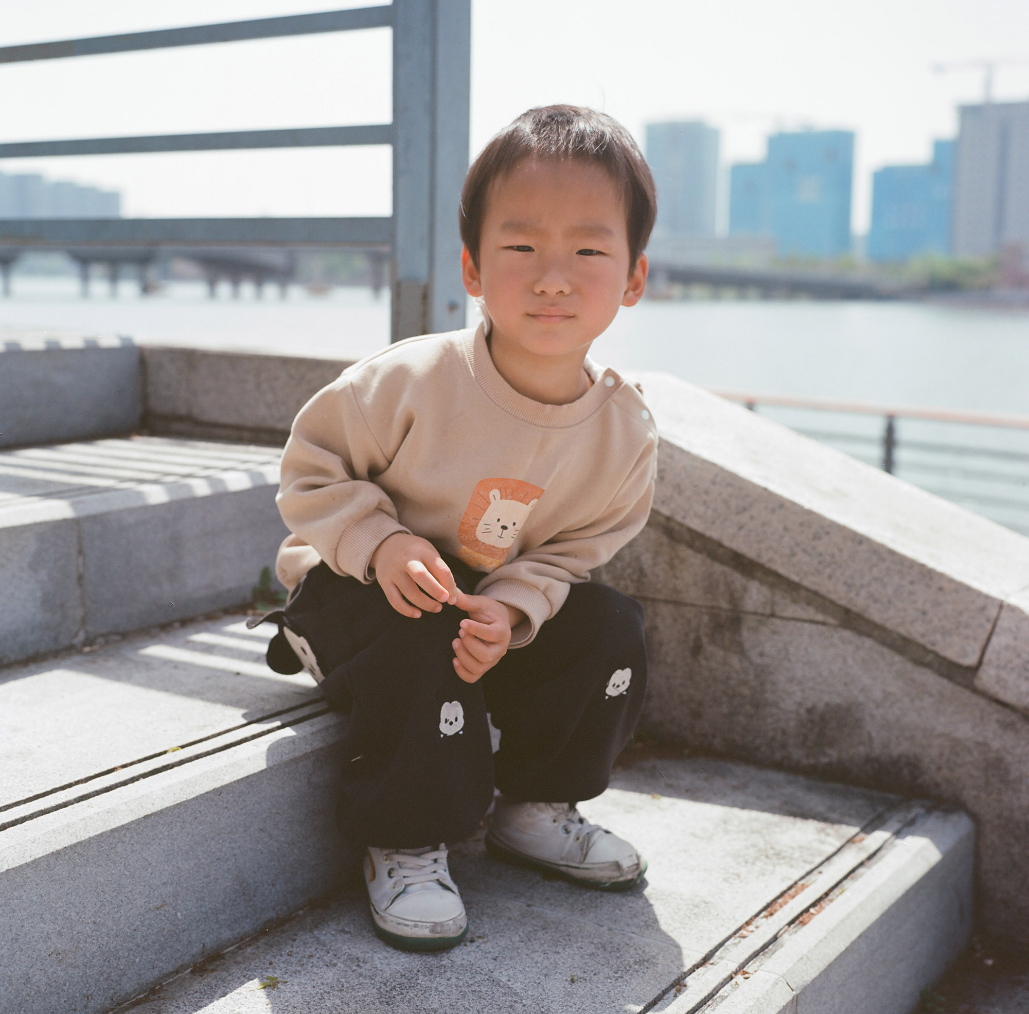 胶片样片-江边蹲坐的少年