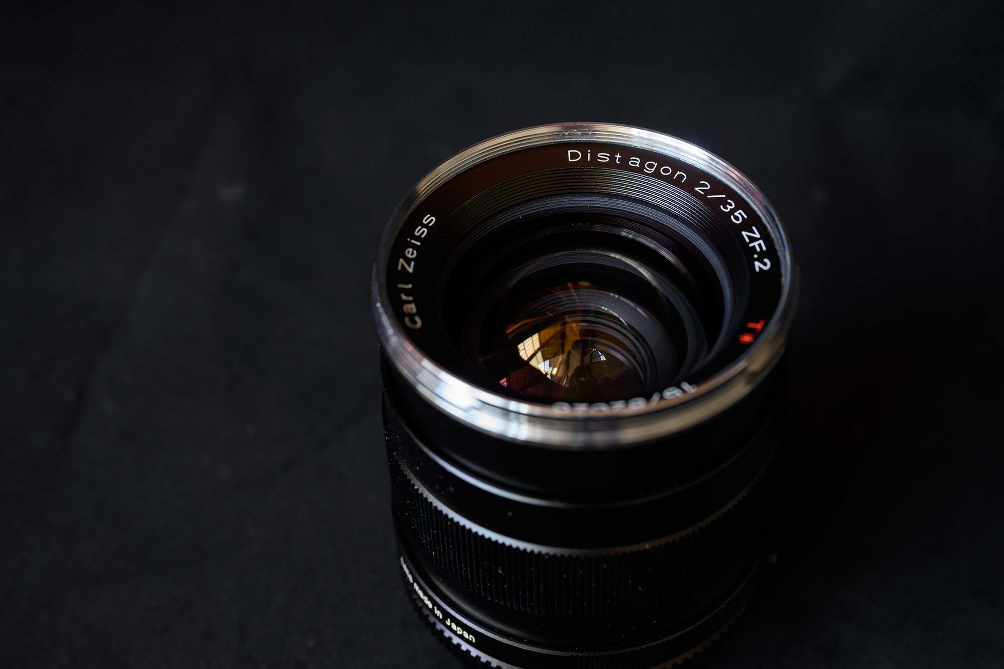 蔡司 Distagon 35mm f/2 镜头正面特写,展示T*镀膜标识