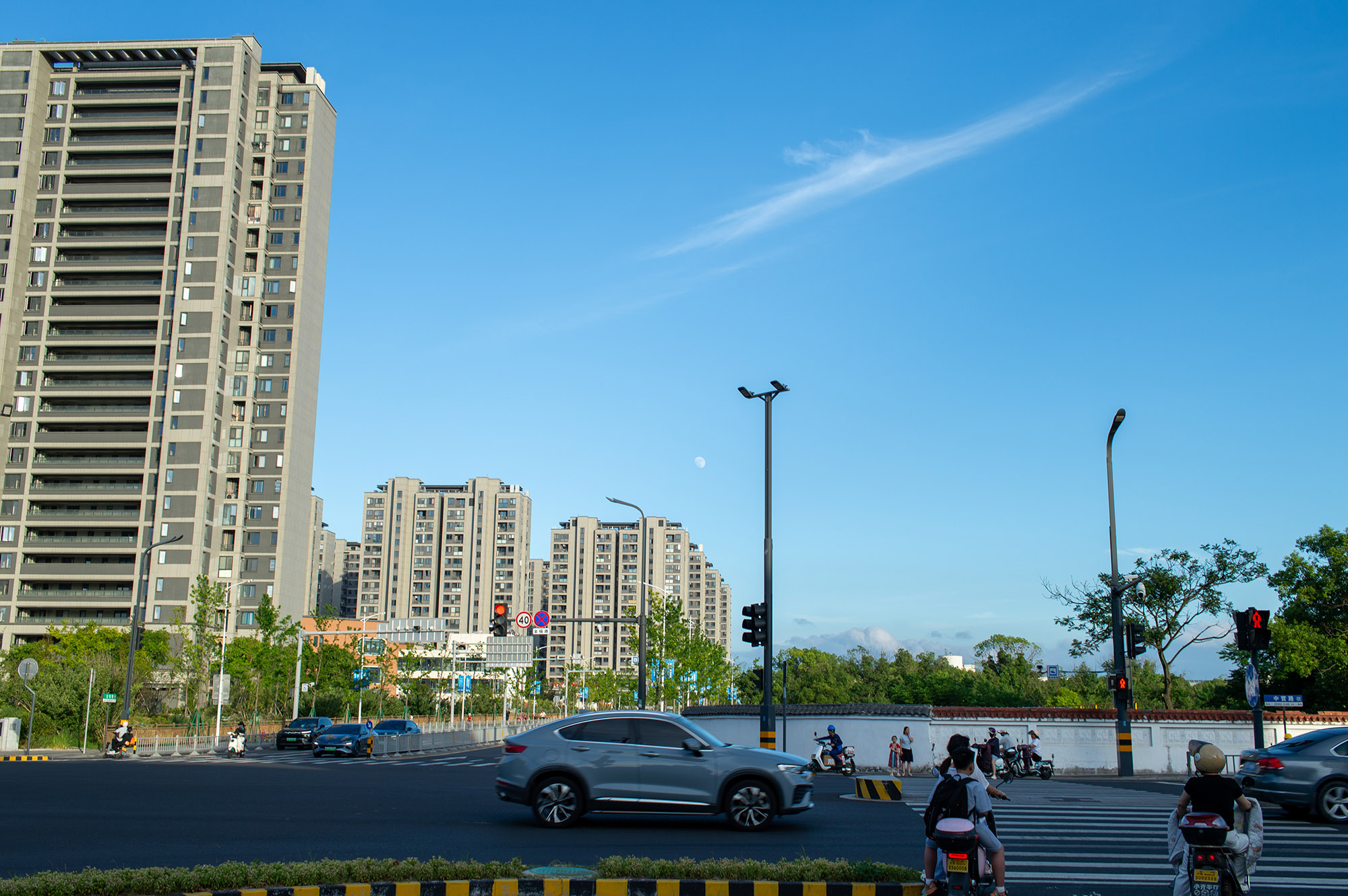 城市街道十字路口,展示广角畸变控制和天空色彩