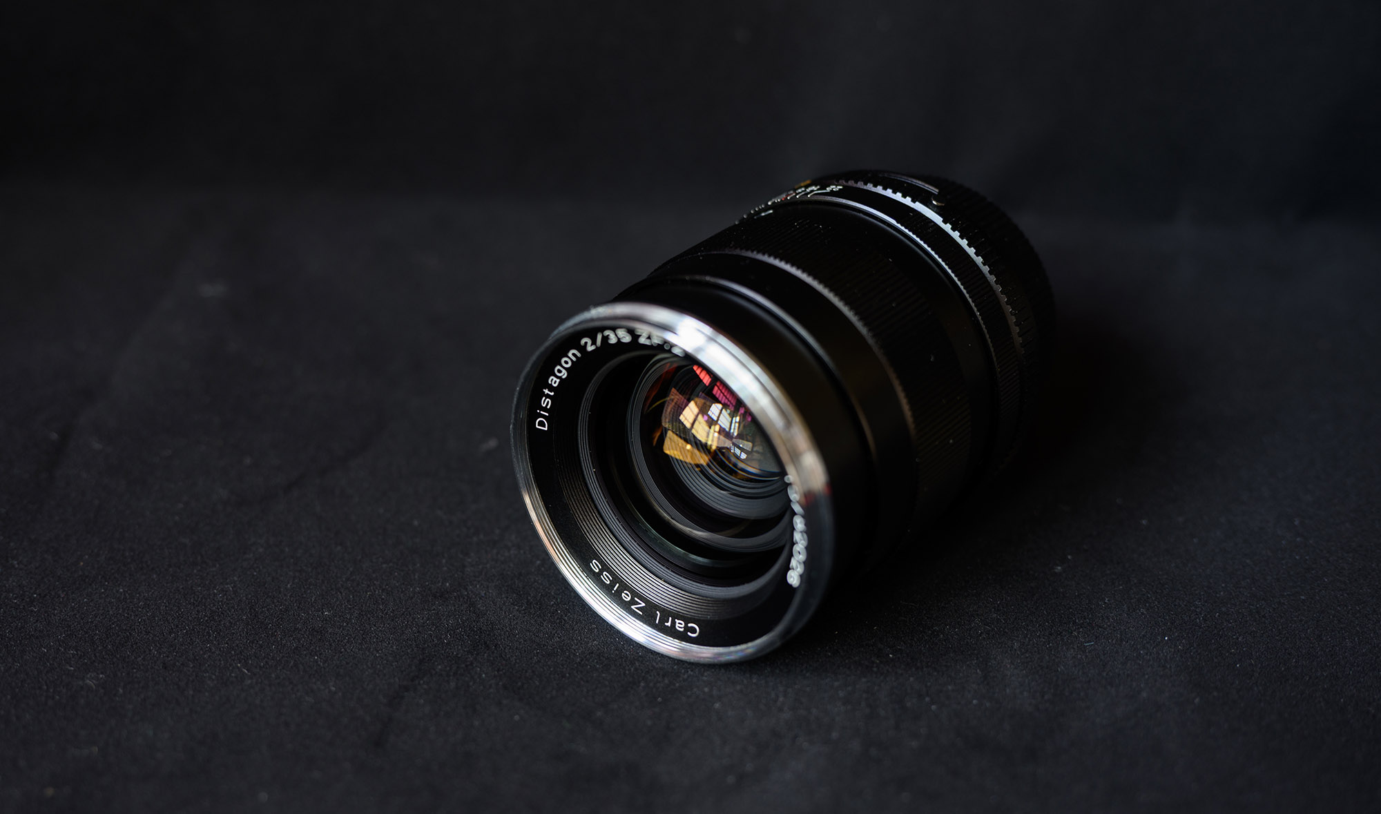 蔡司 35mm f/2 镜头侧面45度角外观展示