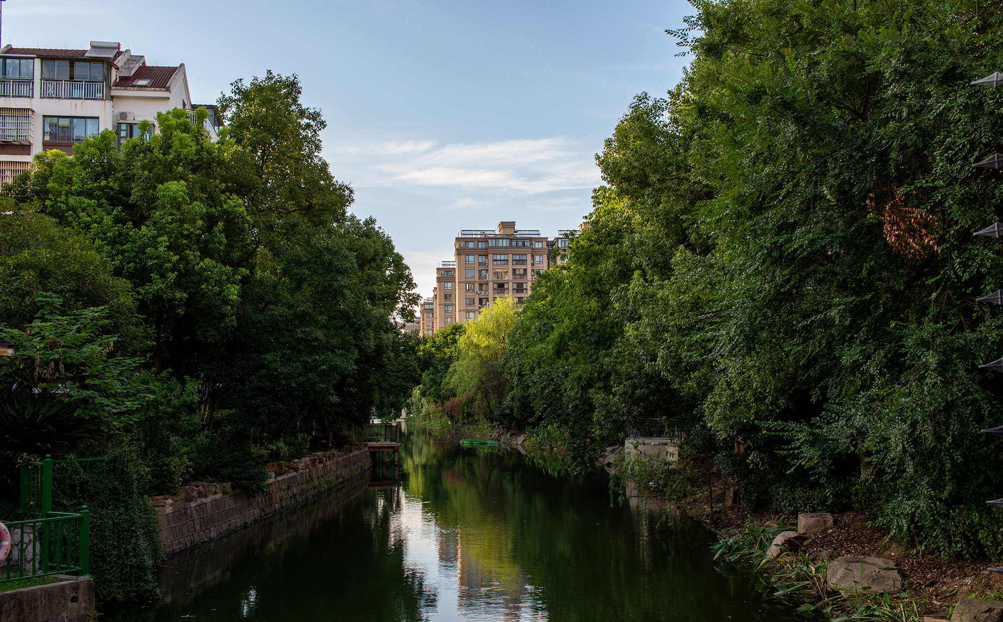 城市河道风景,展示广角视野和色彩表现