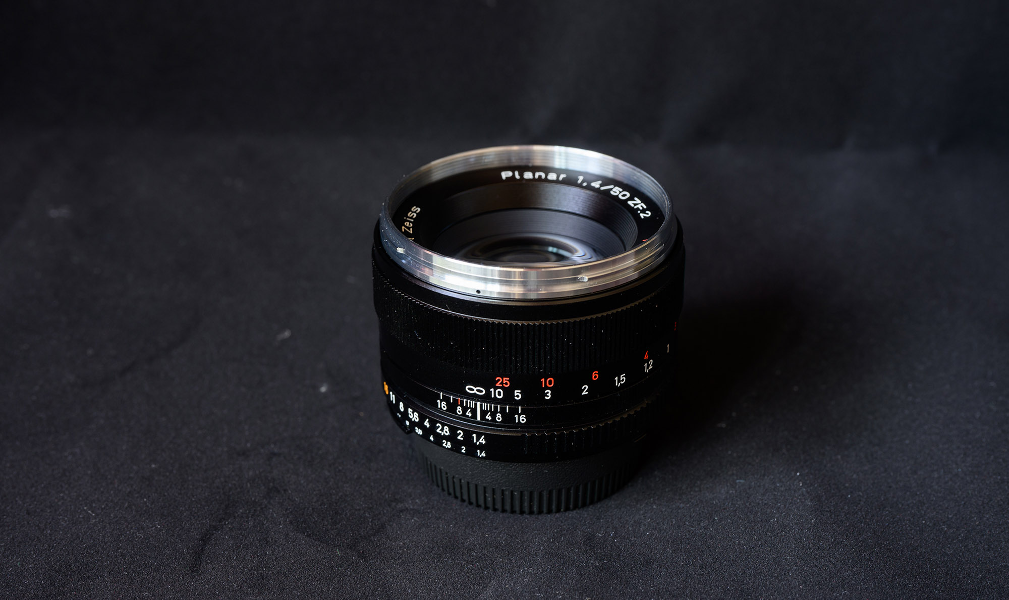 蔡司 Planar 50mm f/1.4 ZF.2 镜头侧面外观