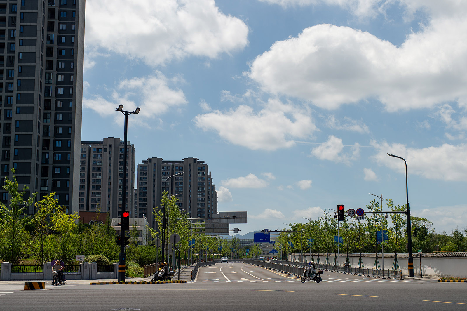 城市宽阔马路实拍