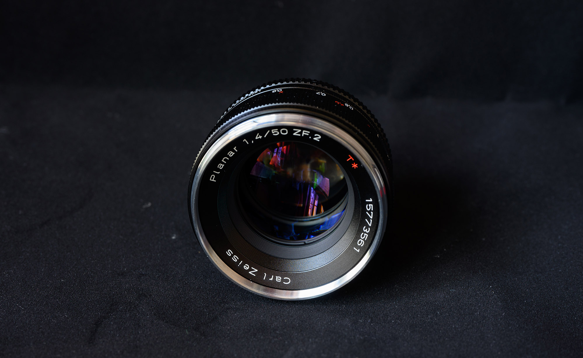 蔡司 Planar 50mm f/1.4 ZF.2 镜头正面特写,可见T*镀膜标识