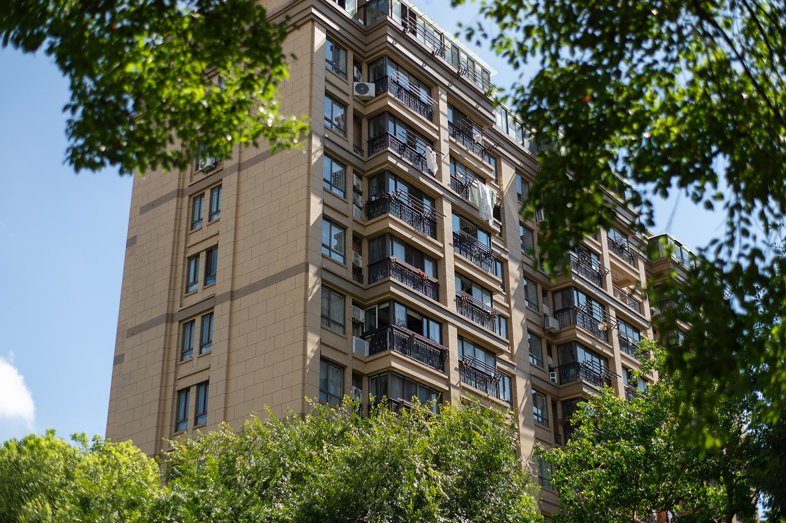 居民楼建筑实拍,展示边缘锐度