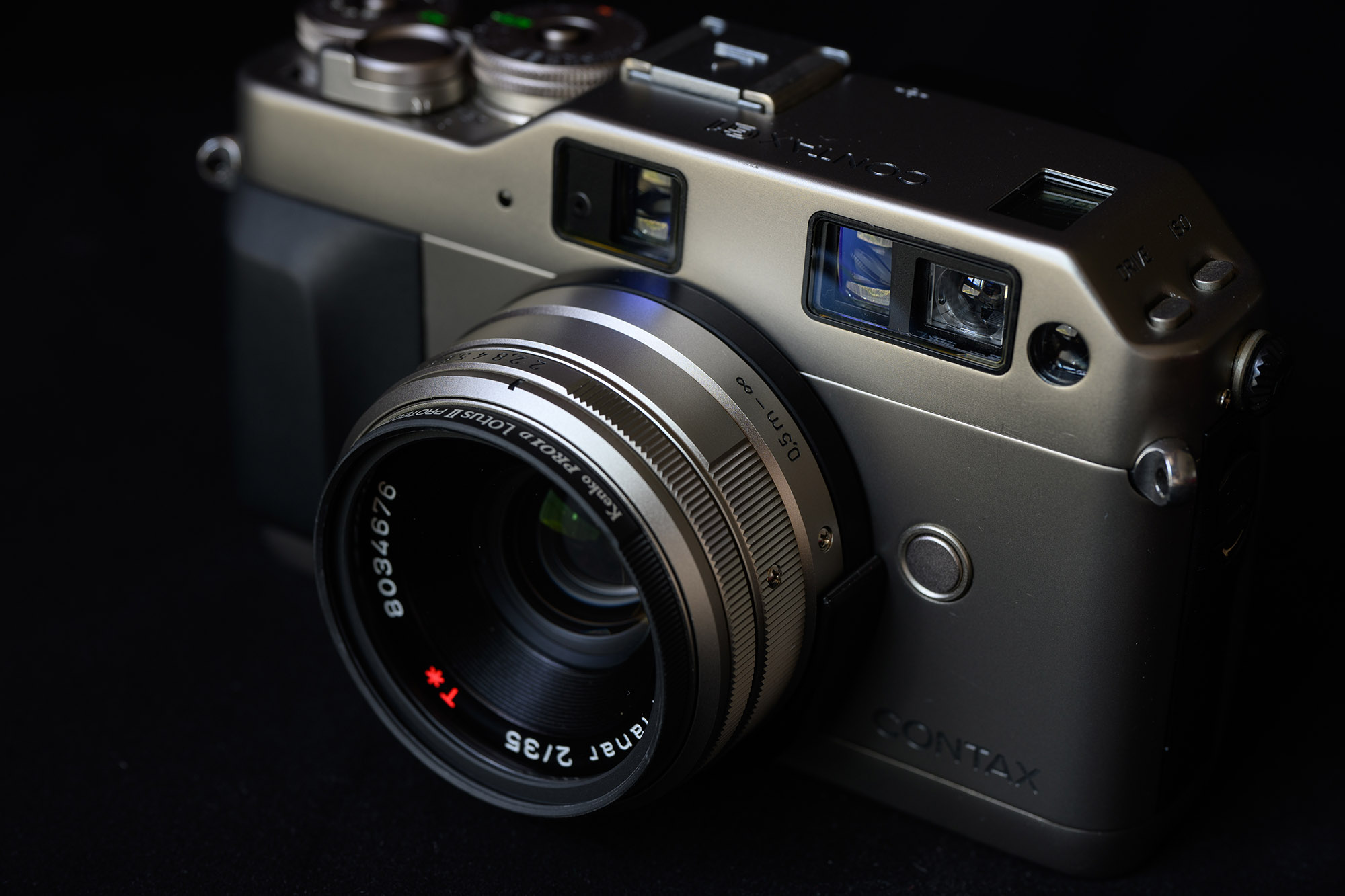 Contax G1 相机正面特写,展示钛金属机身与 Planar 35mm 镜头