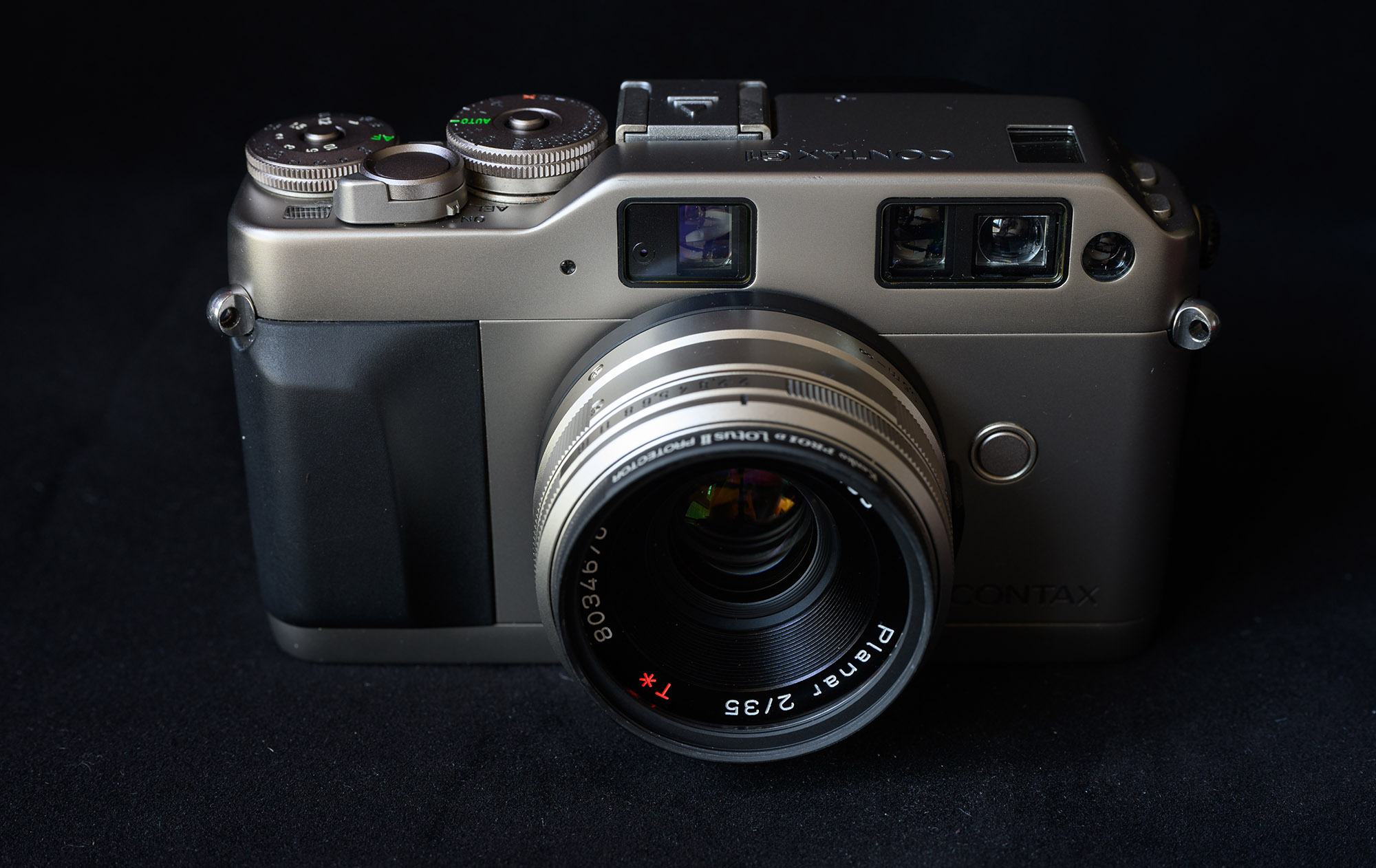 Contax G1 相机正面全景,经典的旁轴取景器布局