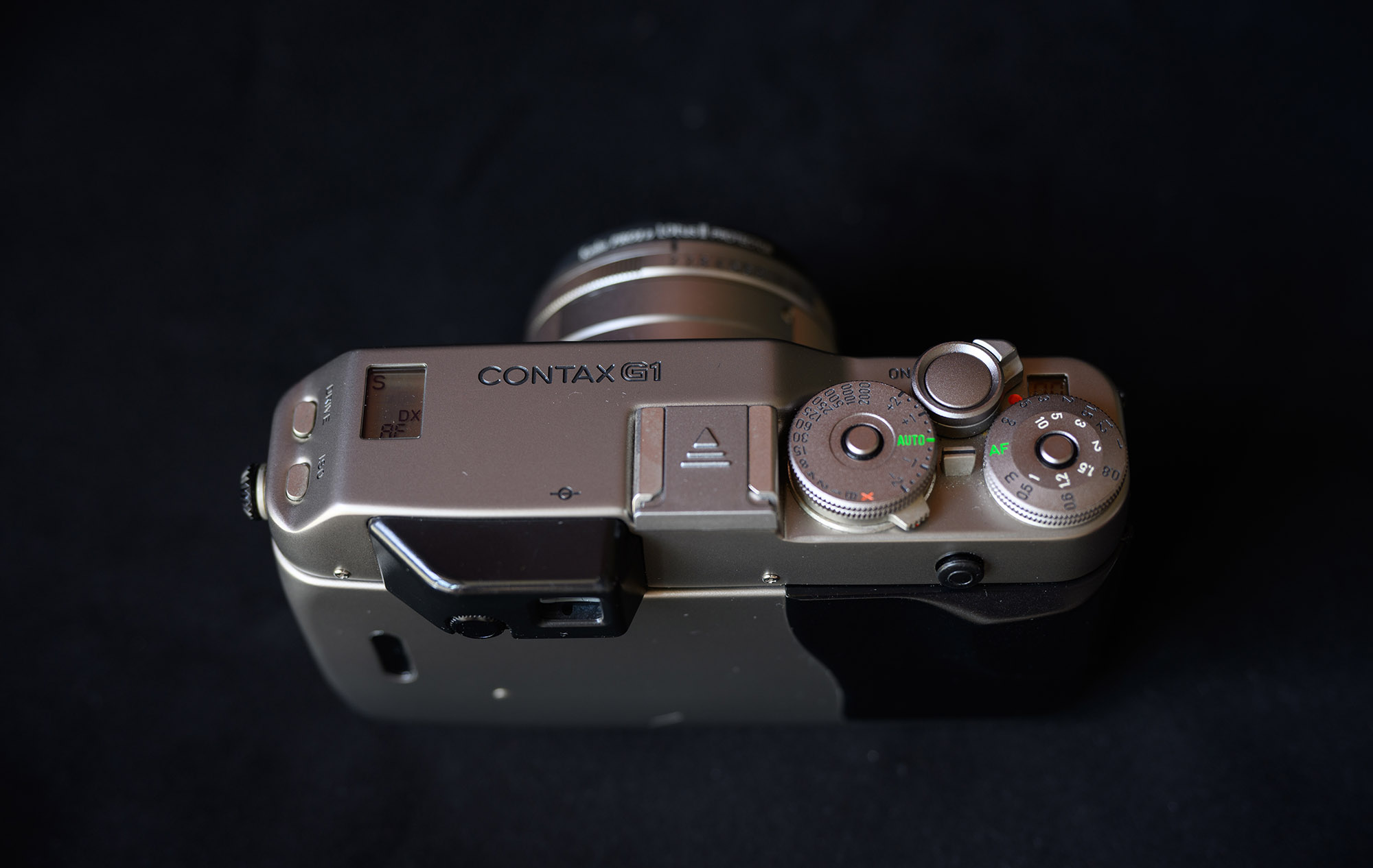 Contax G1 顶部俯拍,展示 CONTAX G1 标识与 LCD 屏幕