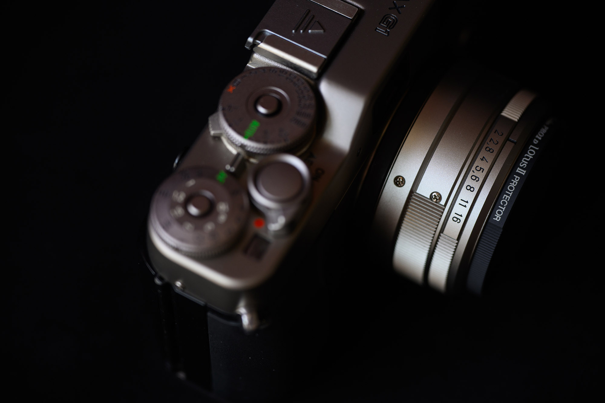 Contax G1 顶部拨盘特写,展示快门速度与光圈刻度