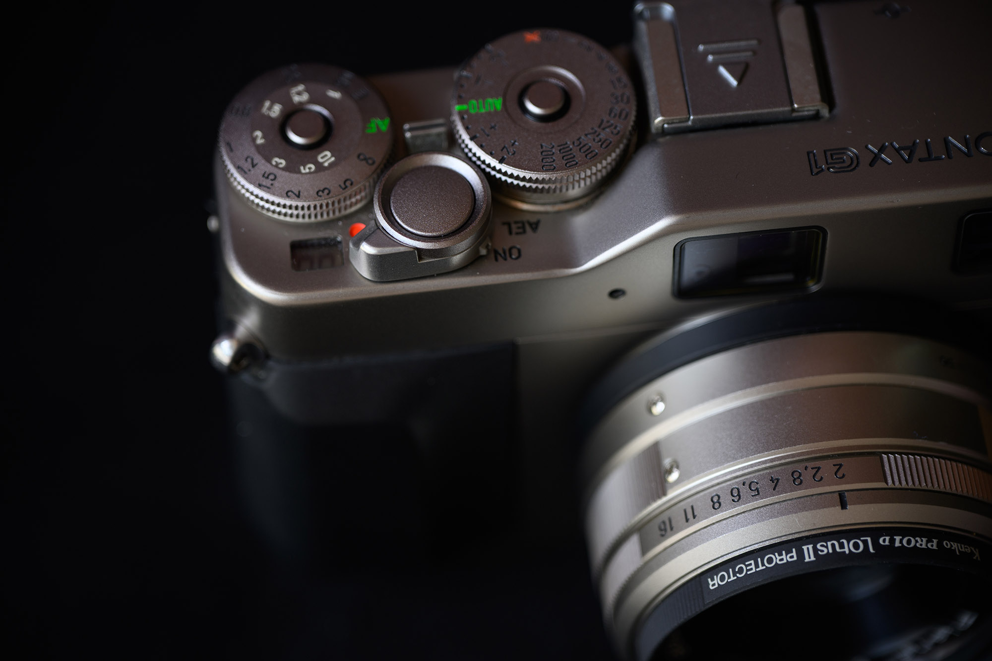 Contax G1 顶部另一角度,展示快门按钮与模式切换