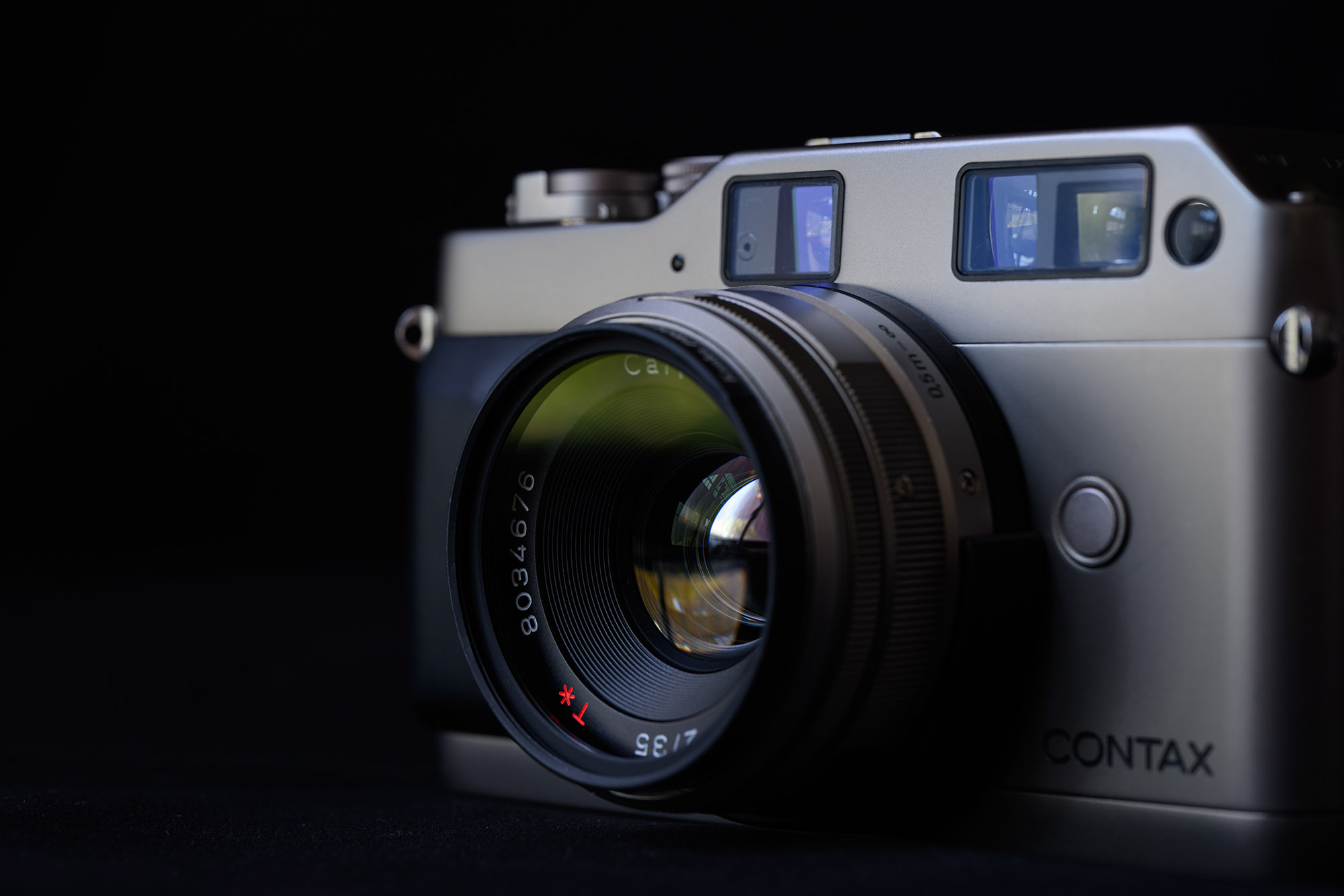 Contax G1 镜头侧面特写,展示对焦环与光圈环细节